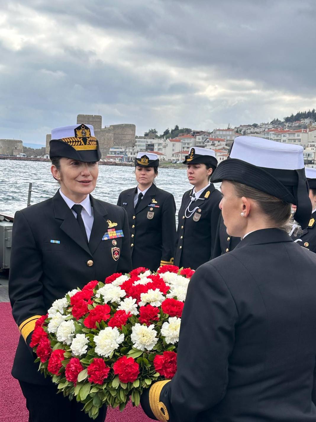 İlk kadın amirali Gökçen Fırat Deniz Harp Okulu öğrencileriyle TCG Nusret'te buluştu 14